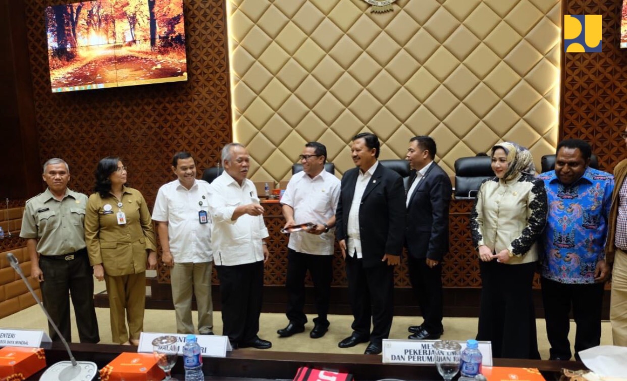 Proses pembahasan Rancangan Undang-Undang Sumber Daya Air (RUU SDA) yang merupakan inisiatif DPR telah memasuki tahap penyerahan Daftar Inventarisasi Masalah (DIM) oleh Pemerintah kepada DPR. Penyerahan DIM dilakukan Pemerintah yang diwakili oleh Menteri Pekerjaan Umum dan Perumahan Rakyat Basuki Hadimuljono kepada Ketua Komisi V DPR RI Fary Djemy Francis dan pimpinan Komisi V DPR pada Rapat Kerja tentang RUU SDA di Ruang Rapat Komisi V DPR RI, Jakarta, 23 Juli 2018. (Foto: Dok PUPR)
