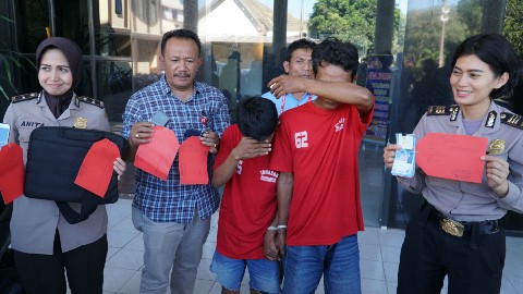 Dua pelaku spesialis pembobol rumah kosong di ringkus jajaran Polrestabes Surabaya. 