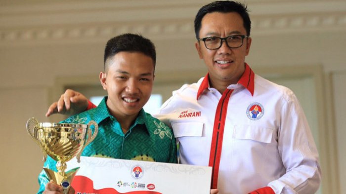 Fauzan Noor (Ozan) juara dunia karate bersama Menteri Pemuda dan Olahraga (Menpora) Imam Nahrawi.