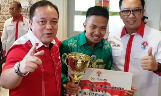 Fauzan Noor, juara dunia karate bersama Menteri Pemuda dan Olahraga (Menpora) Imam Nahrawi (kanan).