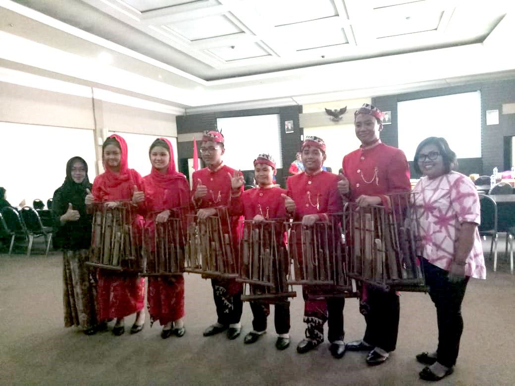 Pelajar Surabaya yang bertolak ke Asian Youth Education Forum 2018 di Busan, Korea Selatan. 