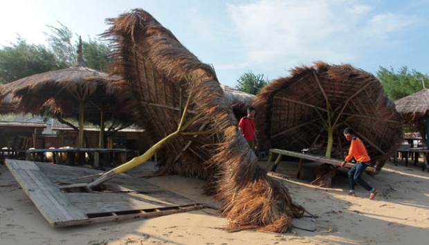 Ratusan Gazebo di pantai selatan Yogyakarta roboh dan rusak berat diterjang ombak. (Foto: Antara)