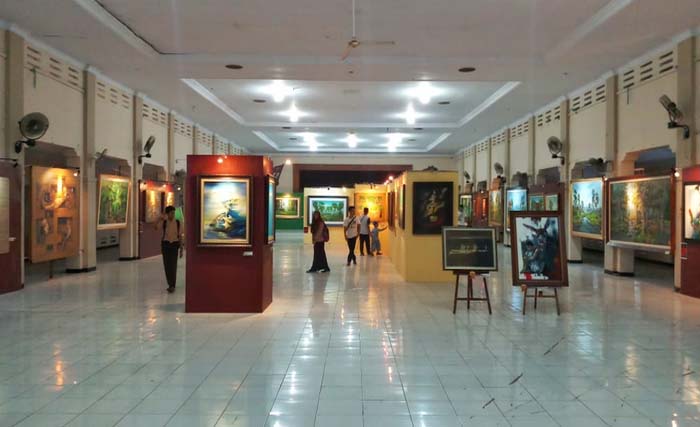 Suasana pameran lima pelukis Tuban bertajuk Whisper of Silence  di Budaya Loka Tuban, 19 sd 24 Juli 2018. (foto: must genthong/ngopibareng)