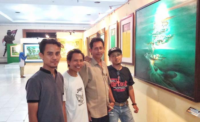 Empat dari 5 pelukis yang berpameran. Dari kiri ke kanan Qomarrudin, Robert Santari, Syaiful Amin dan Chamil Hady. (foto: must genthong/ngopibareng)