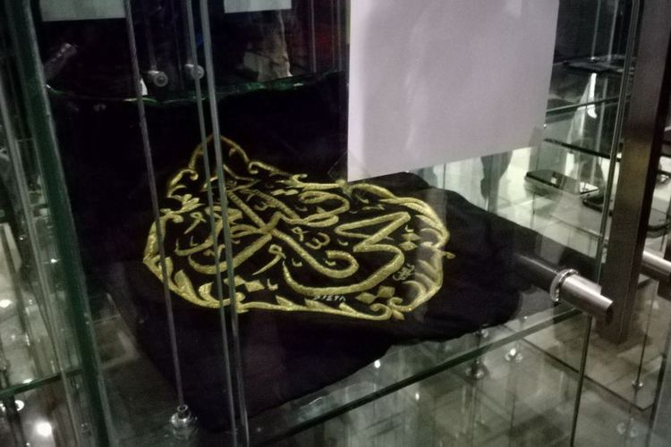Kain kiswah penutup Ka'bah hasil gratifikasi Suryadharma Ali yang dilelang KPK hari ini.  (Foto: Istimewa)