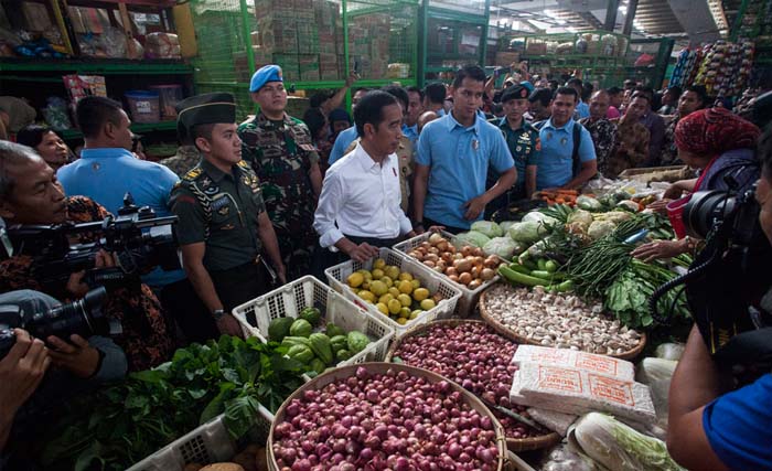  Presiden Joko Widodo menjawab pertanyaan wartawan saat blusukan di Pasar Tradisional Krangan, Yogyakarta, Rabu 25 Juli. Dalam blusukan itu Joko Widodo juga melihat langsung kondisi pasar tradisional yang saat ini harus bersaing dengan toko modern.(foto:andreas fitri atmoko/antara)