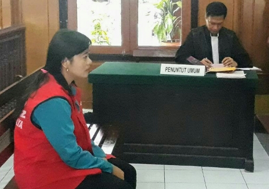 Veronica mendengarkan putusan hakim