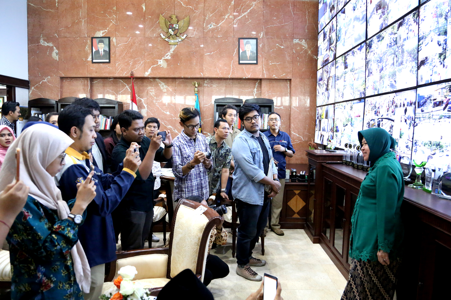 Wali Kota Surabaya Tri Rismaharini bertemu dengan para tokoh dunia maya yang punya banyak pengikut di media sosial,di ruang kerjanya, Rabu, 25 Juli 2018. (foto: farid/ngopibareng.id) 