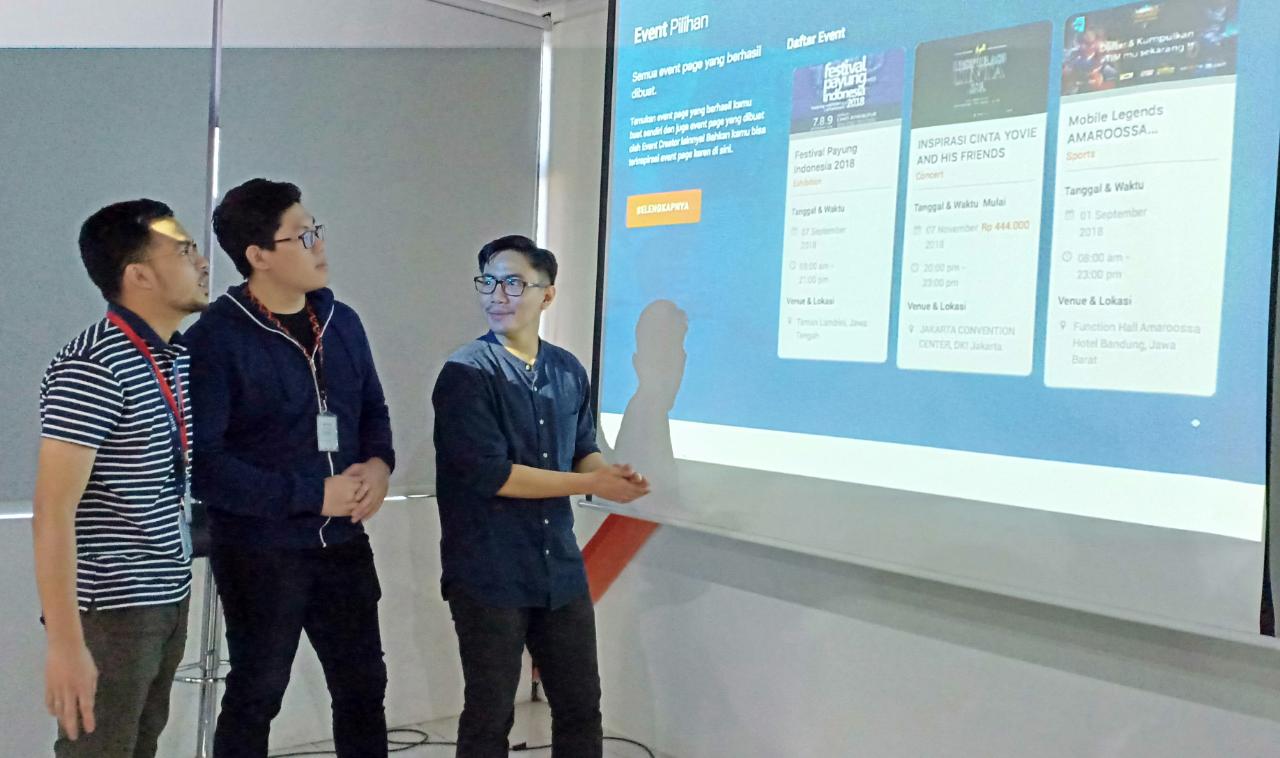 (Dari kiri) Rama Adrian VP Consumer Solutions LOKET, Osbert Lukito Setiawan perwakilan Koridor Coworking Space Surabaya, Damar Jayengrana Head of Consumer Business LOKET dalam acara Loket.com Showcasing Roadshow 2018. (Dok)
