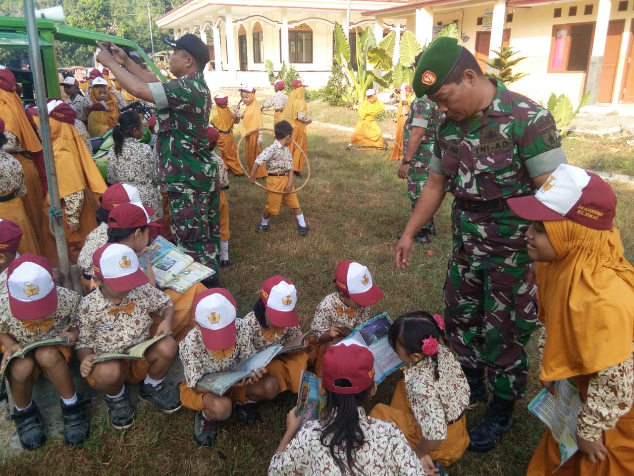 Tampak Siswa - siswi SDN Mojowatesrejo Sedang Membaca Buku Dari Perpustakaan Mini SIMOKOS