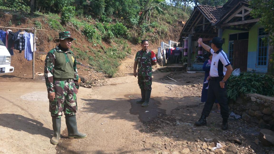 Satgas TMMD Kodim 0815 Mojokerto Meninjau Ujung Jalan Tembus Di Dusun Blentreng Desa Ngembat