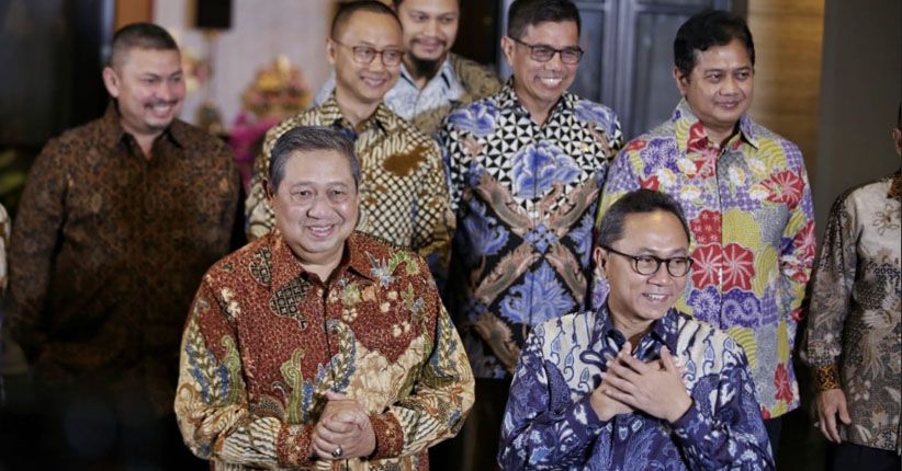 SBY bersama Ketum PAN Zulkifli Hasan mengadakan jumpa pers usai mengadakan pertemuan tertutup di rumah SBY kawasan Mega Kuningan, Jakarta Selatan, Rabu, 25 Juli 2018. 