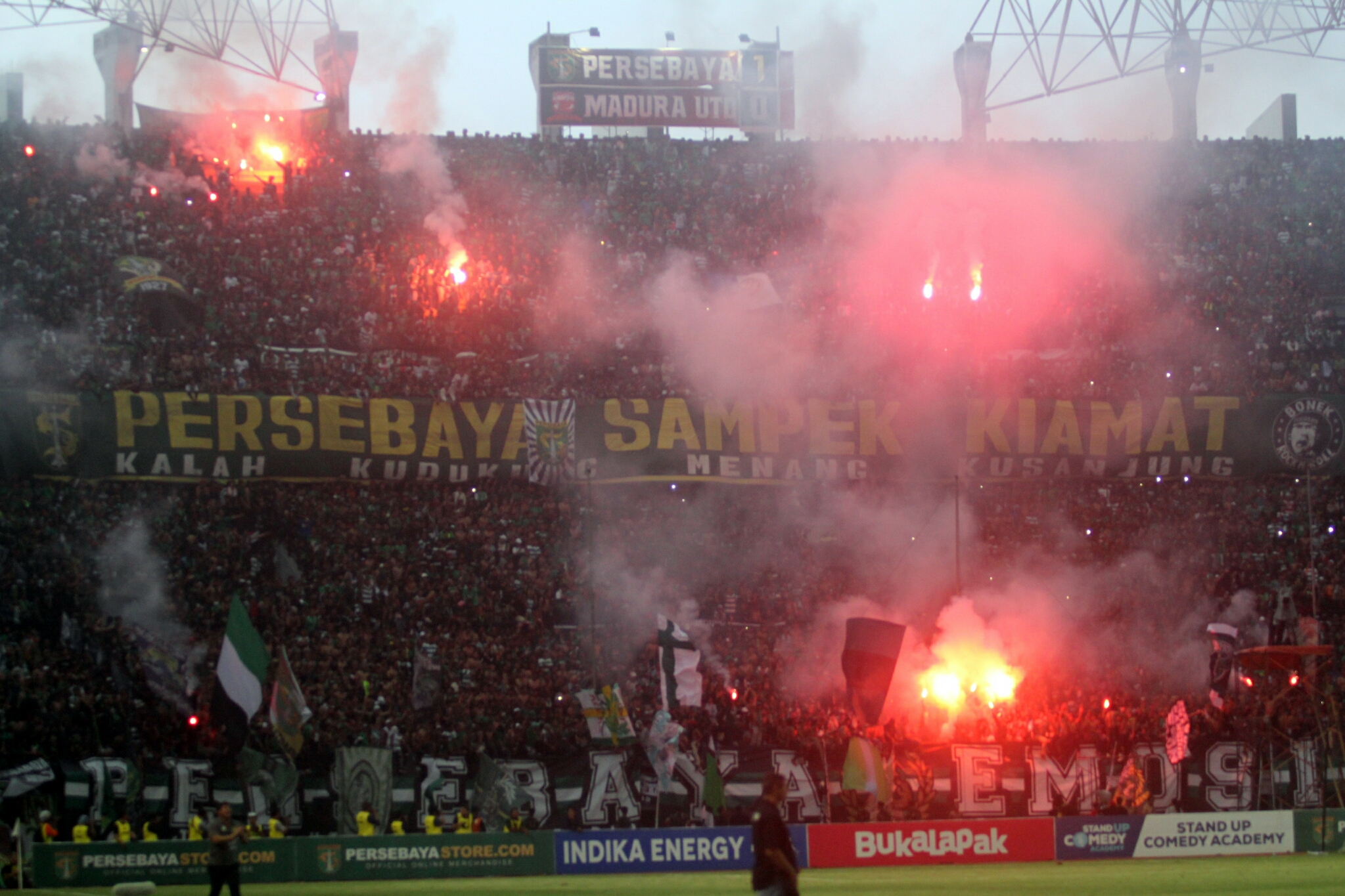 Penyambutan suporter Persib oleh Bonekmania di Surabaya