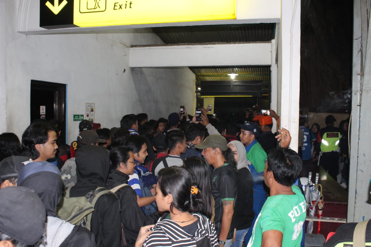 Bonek sambut kedatangan Bobotoh dan Viking di Stasiun Gubeng Surabaya, Rabu 25 Juli 2018. (foto: hrs/ngopibareng)