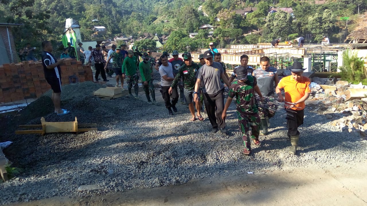 Suasana Penuh Kebersamaan Saat TNI -Polri - Pemda -Komponen Masyarakat Kerja Bareng Dalam TMMD