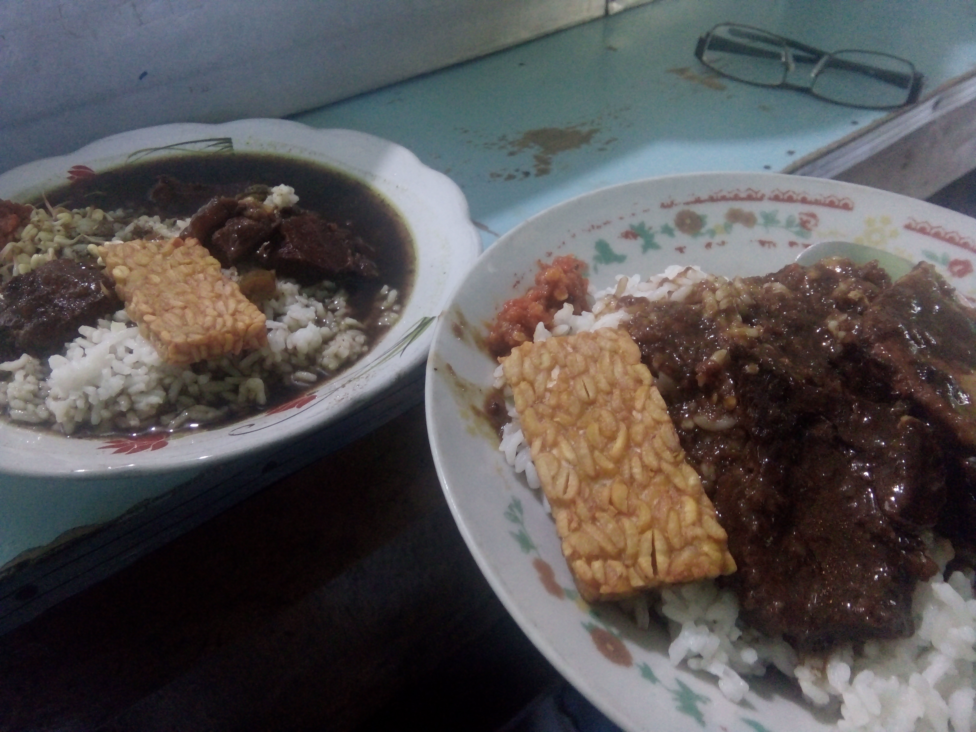 Antara rawon dan kresengan di warung Wak Sari. foto:widikamidi