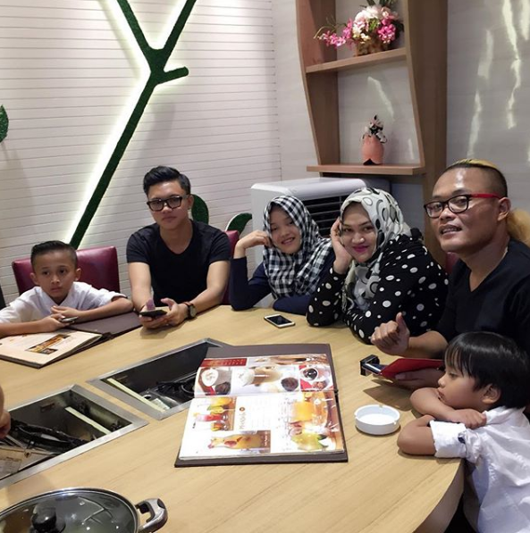 Formasi lengkap keluarga Sule.