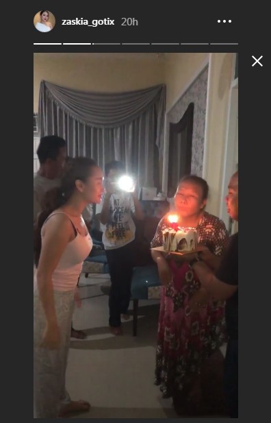 Zaskia Gotik menemani ibunya tiup lilin kue ulang tahunya. 