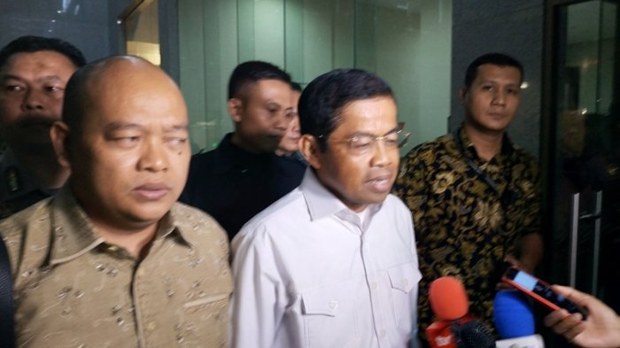 Menteri Sosial, Idrus Marham usai menjalani pemeriksaan penyidik KPK, Kamis, 26 Juli 2018. Idrus diperiksa selama 9 jam dengan dicecar 20 pertanyaan. (Foto: Antara)