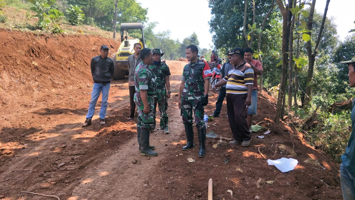 Dandim 0815 Mojokerto Letkol Kav Hermawan Weharima, SH Tinjau Jalan Tembus Jembul - Ngembat