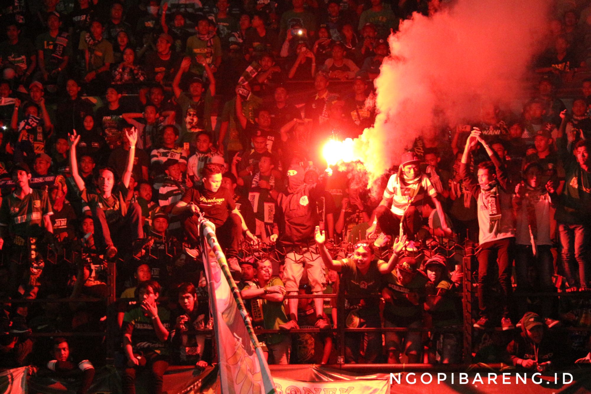 Penyalaan flare saat pertandingan Persebaya vs Persib Bandung, Kamis 26 Juli 2018. (foto: hrs/ngopibareng)