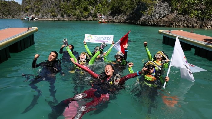 Nadine Chandrawinata dan tim pembawa api obor Asian Games 2018 saat menyelam di perairan Raja Ampat Papua.  (Foto: sripoku.com)