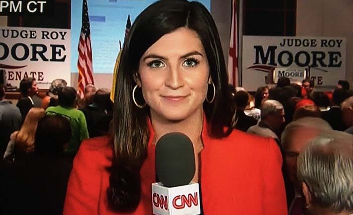  Kaitlan Collins, reporter CNN tidak diperkenankan masuk Gedung Putih lagi. (foto:pinterest)