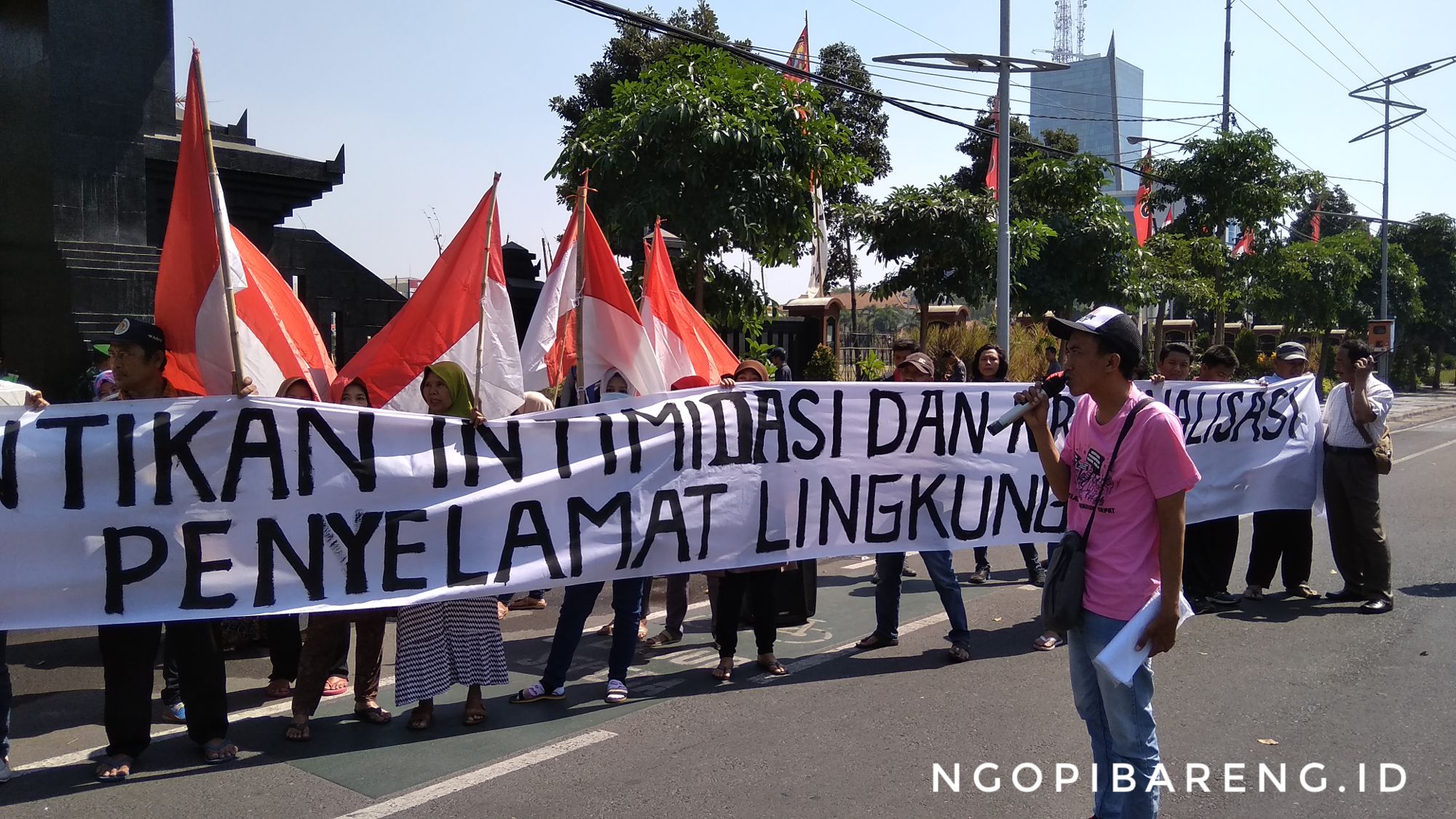 Aksi warga waduk Sepat tolak kriminalisasi laporan PT Ciputra Surya. (Foto: Haris/ngopibareng)