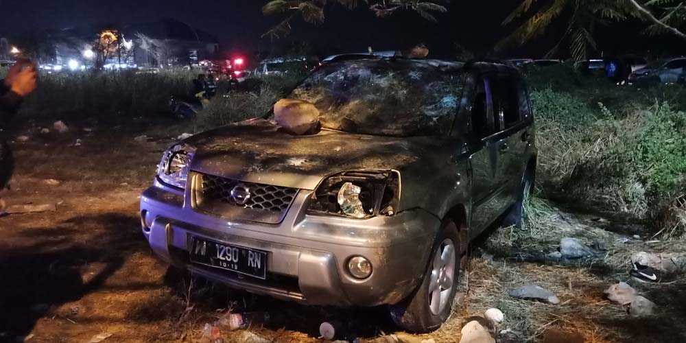 Salah satu mobil yang rusak dalam kerusuhan di depan Stadion GBT Surabaya. (Foto: istimewa)