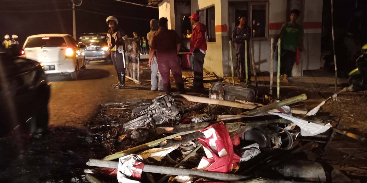 Foto yang terbakar saat laga Persebaya melawan Persib Bandung kemarin. (Foto: Istimewa)