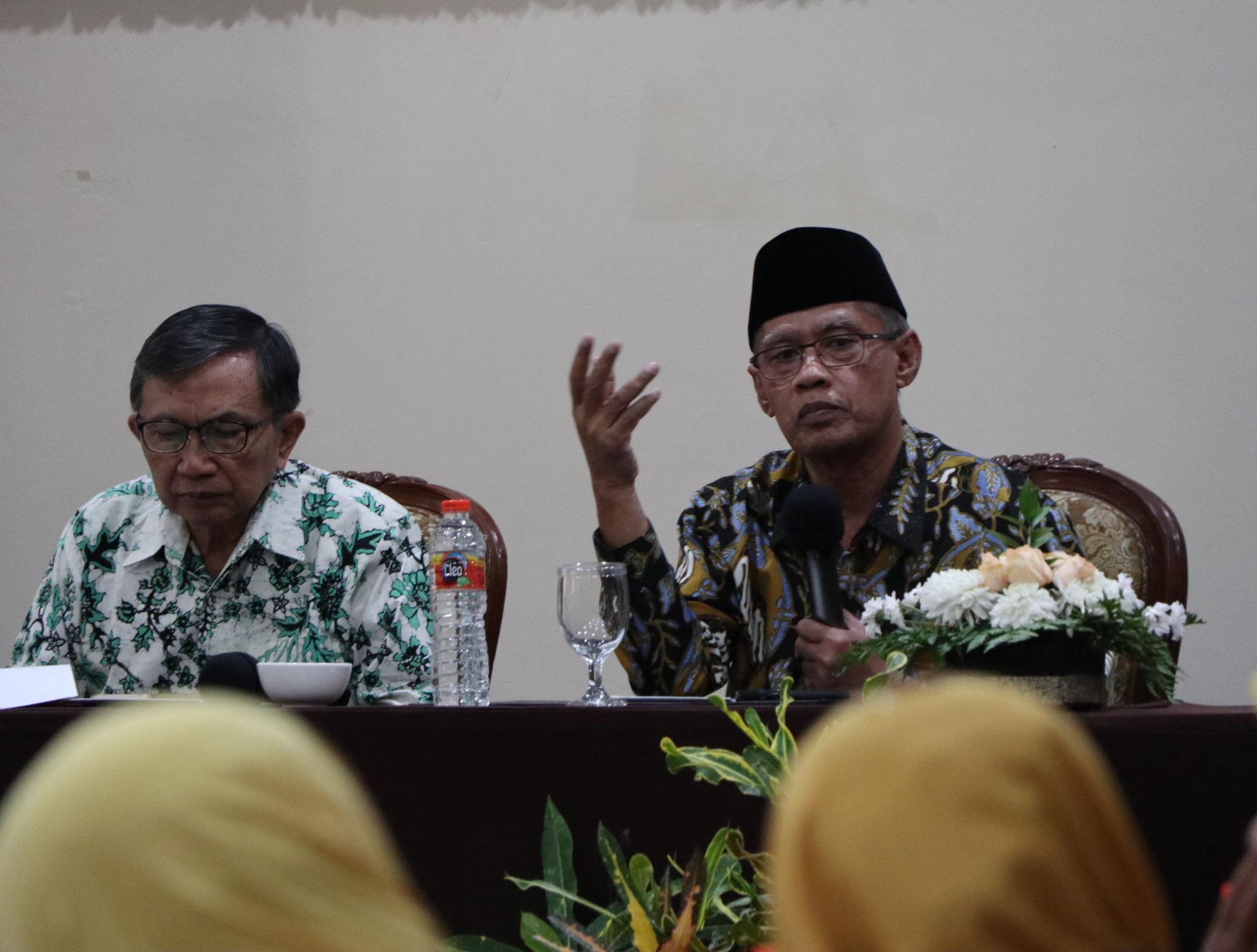 MODERN: Haedar Nashir (kanan) ketika menyampaikan presentasi. (foto: ist)