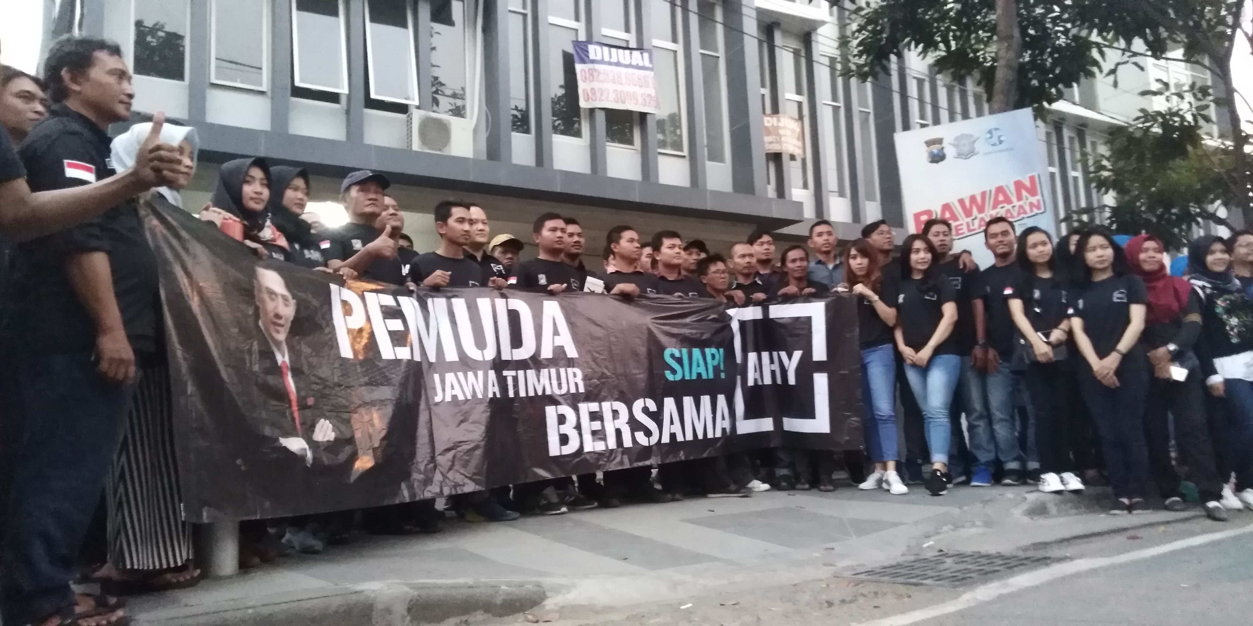 Relawan Cakra AHY Jatim deklarasi dukungan untuk AHY. Jumat, 27 Juli 2018. (Foto: farid/ngopibareng.id) 