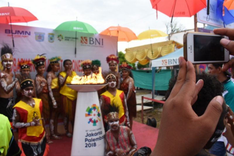 Warga Sorong memberikan dukungan terhadap atlet Indonesia yang berlaga di Asian Games 2018 di Jakarta dan Palembang. (Foto: Antara)