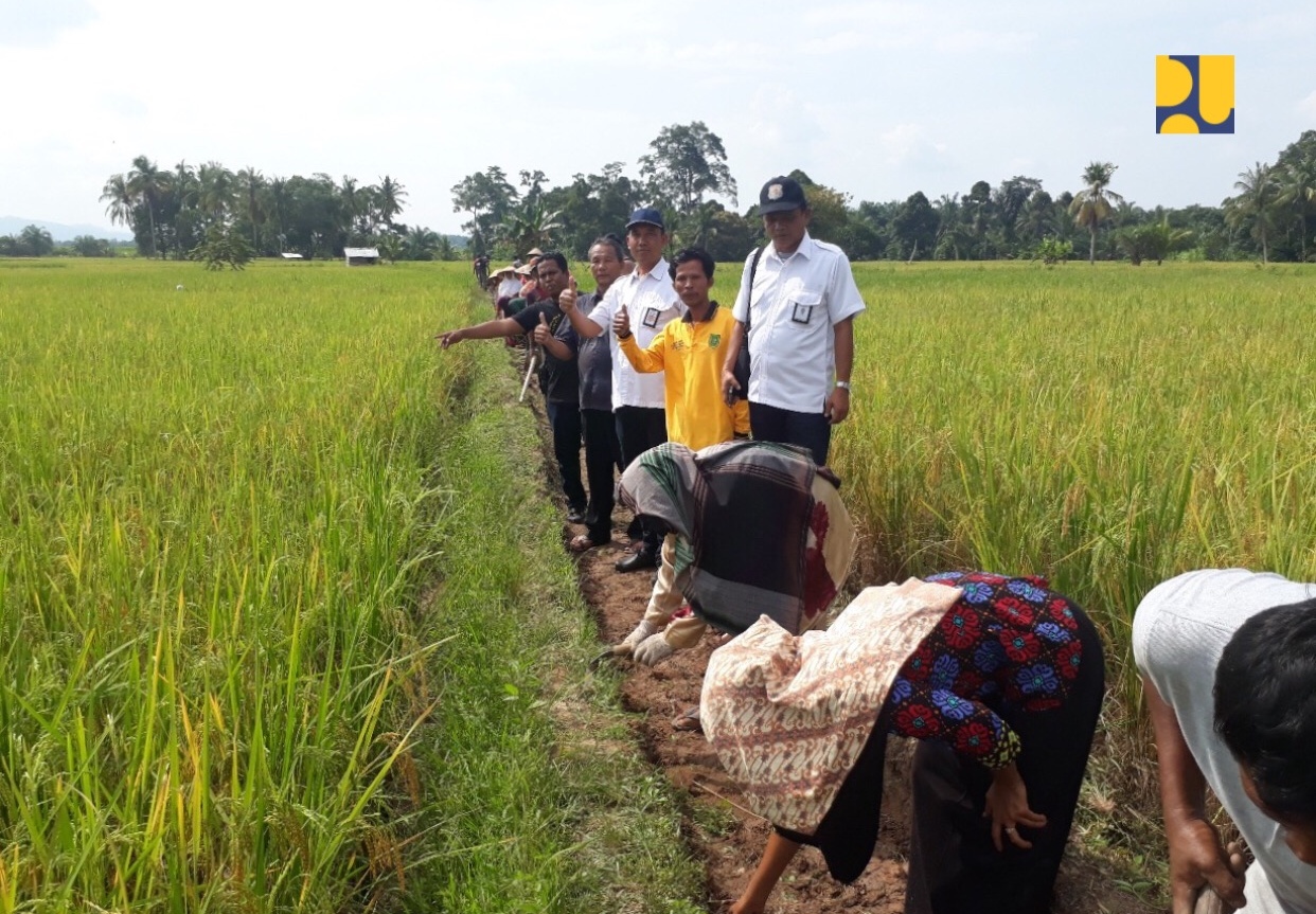 Petani terlibat dalam pembangunan 1 juta hektar jaringan irigasi baru dan merehabilitasi sekitar 3 juta hektar jaringan irigasi dalam periode 2015-2019. (foto: Dok. PUPR) 