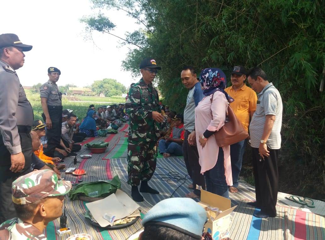 Suasana Syukuran Saat Peresmian Jalan Usaha Tani Di Dusun Rembu Tengah Desa Japan, Kemlagi