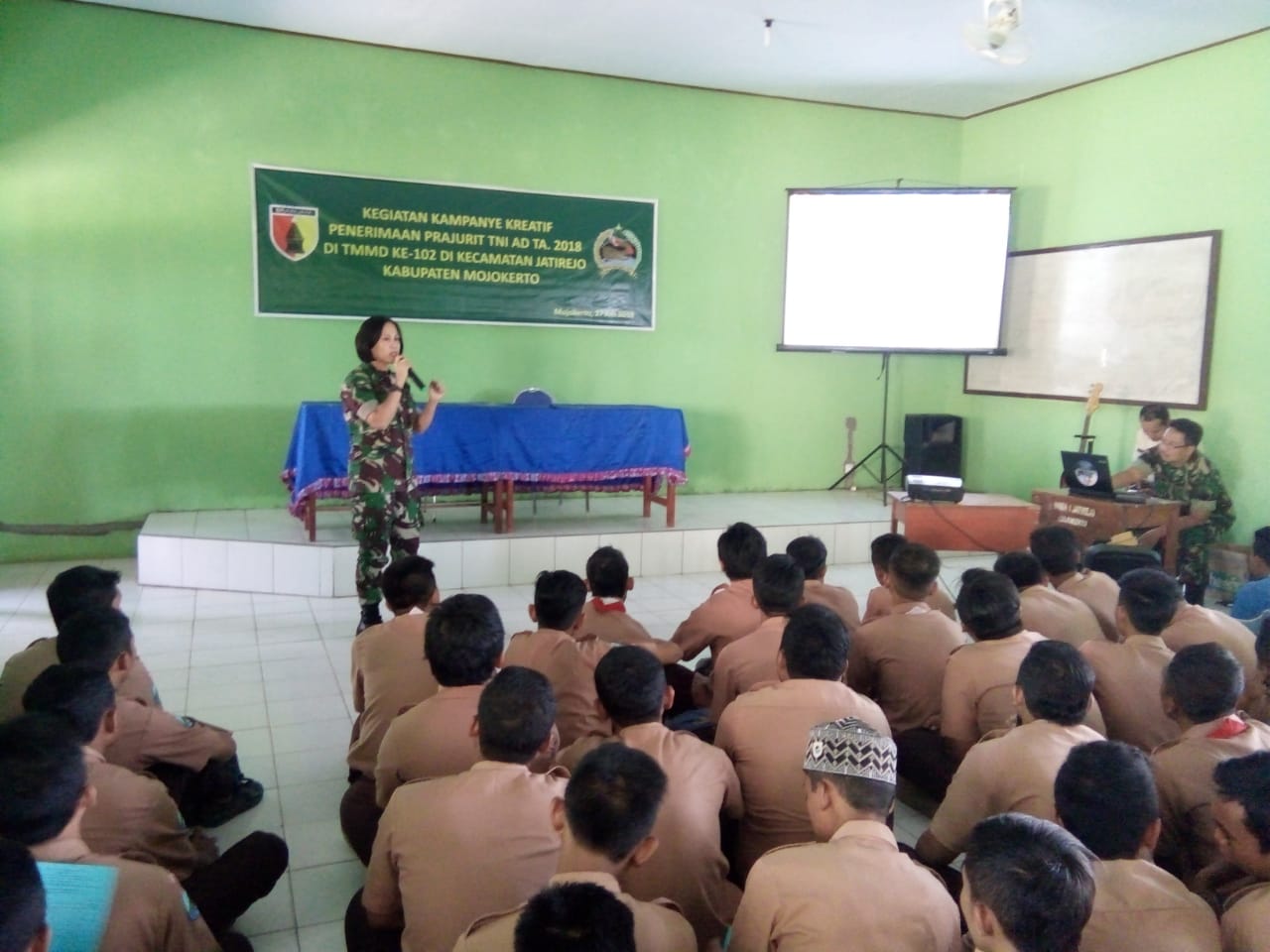 Suasana Pnyuluhan Penerimaan Prajurit TNI Bagi Siswa-Siswi SMKN Jatirejo, Kabupaten Mojokerto