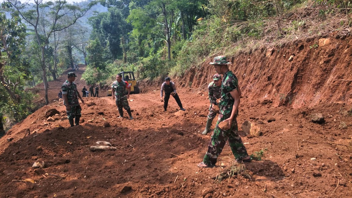 Suasana Pengerjaan Jalan Tembus antara Desa Jembul dan Desa Rejosari Kecamatan Jatirejo 