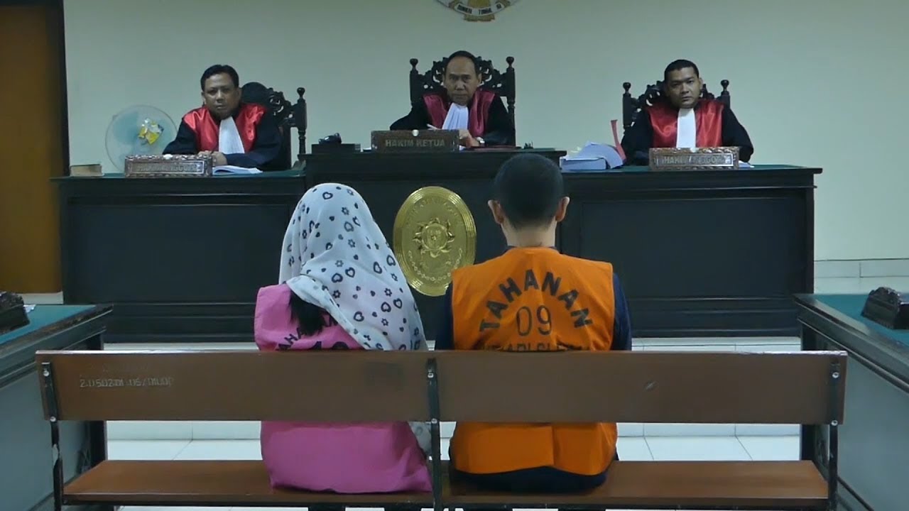 Suasana sidang kasus penipuan, penggelapan, dan pencucian uang Angela Lee dan suaminya, David Hardianto.