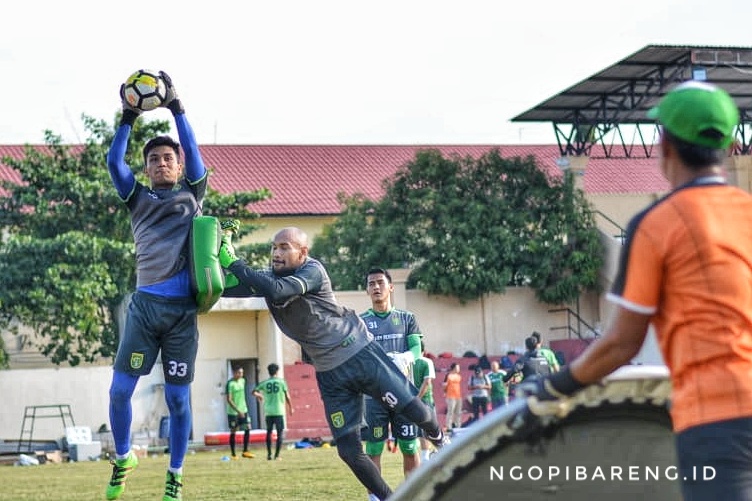 Kiper Persebaya, Miswar Saputra (kiri) saat berlatih bersama Alfonsius Kelvan. (foto: hrs/ngopibareng)