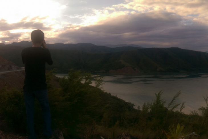 Pemandangan laut dari Gunung Botak di Kabupaten Manokwari Selatan, Papua Barat. (Foto: Antara)