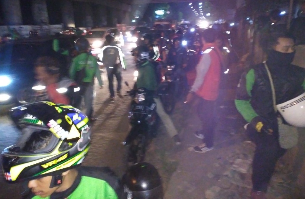 Bentrok Ojek Vs Opang di Jl Raya Kampung Cikoneng, Bandung, Jawa Barat (youtube).