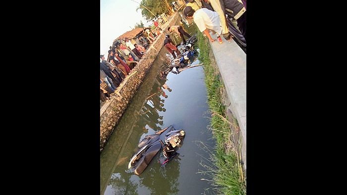 Empat motor milik tukang ojek dilempar ke sungai oleh oknum preman dan tukang opang.
