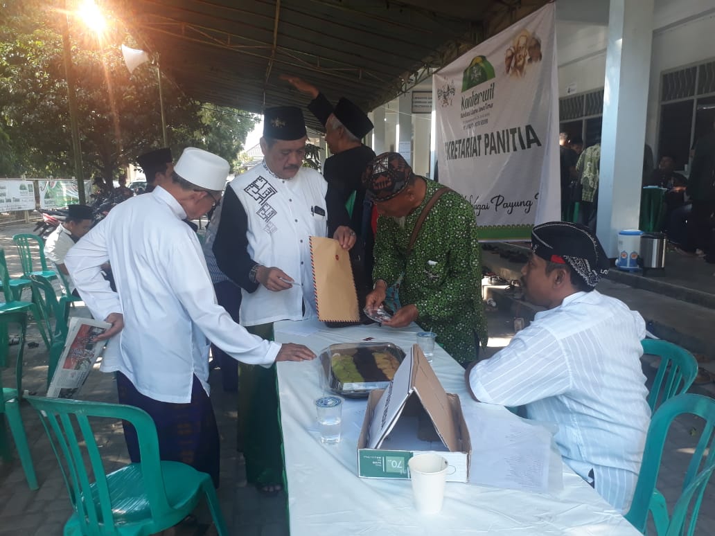 PENDAFTARAN: Peserta Konferwil NU Jatim di Lirboyo Kediri.