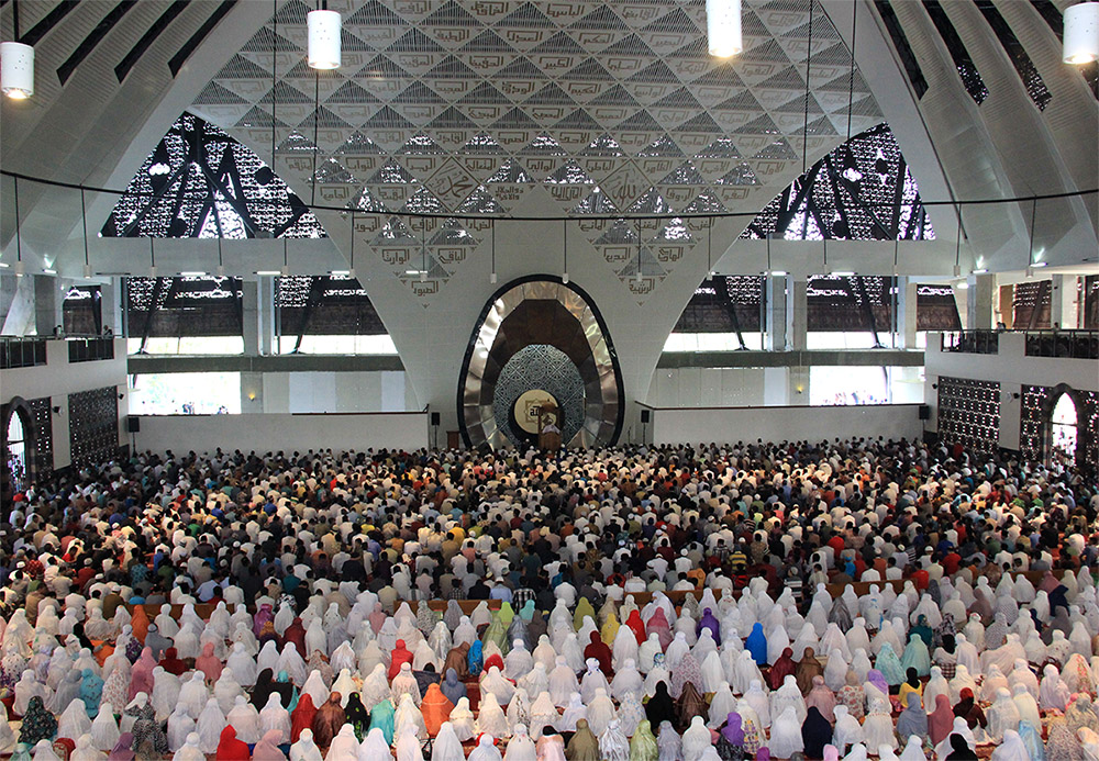 SUMBAR: Jamaah shalat di Masjd Raya Padang. (foto:ist)