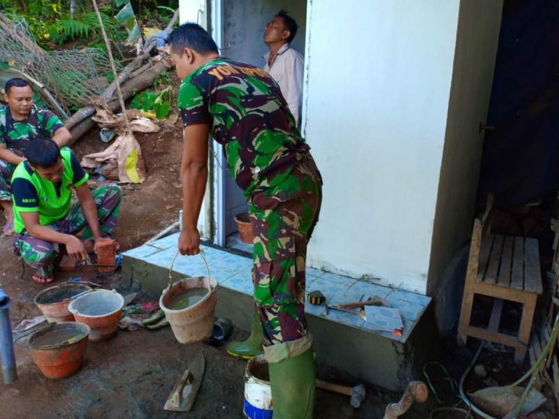 Tampak Anggota Satgas TMMD Melakukan Finishing Pengerjaan Jamban Sehat, Sabtu (28/07/2018) 