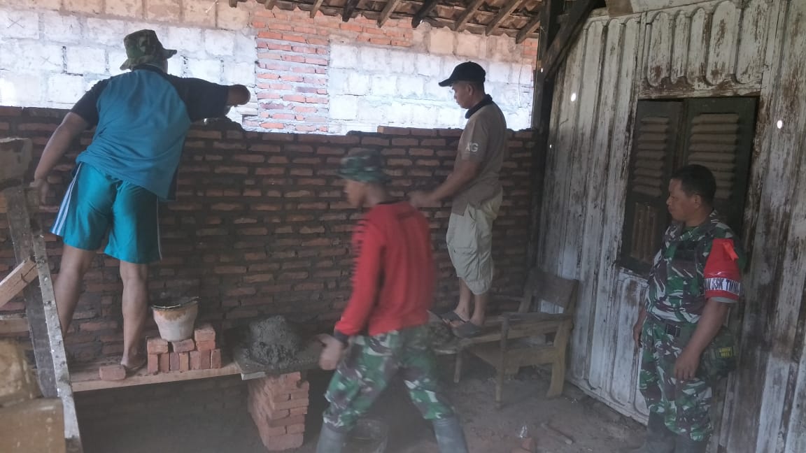 Satgas TMMD Kodim 0815 Mojokerto Bekali Mengerjakan Pemasangan Bata Merah Di Lokasi Rehab Rumah, (28/07/2018) 