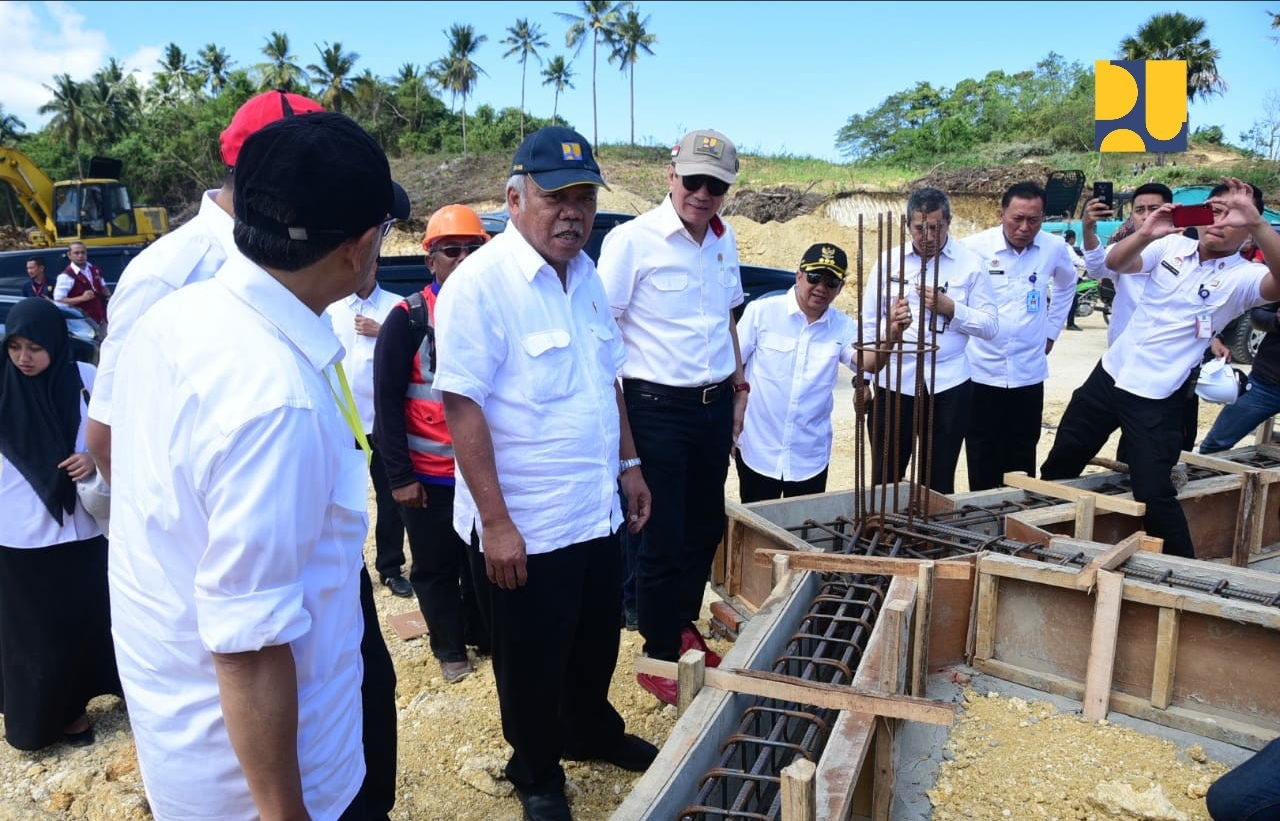 Menteri Pekerjaan Umum dan Perumahan Rakyat (PUPR) Basuki Hadimuljono dan Menteri Hukum Dan HAM Yasonna Laoly melakukan groundbreaking pembangunan rumah susun (Rusun) dan rumah khusus (Rusus) yang diperuntukan bagi petugas Lembaga Pemasyarakatan (Lapas) Nusa Kambangan di Pulau Nusa Kambangan Cilacap, Jumat, 27 Juli 2018. (foto: Dok. PUPR) 