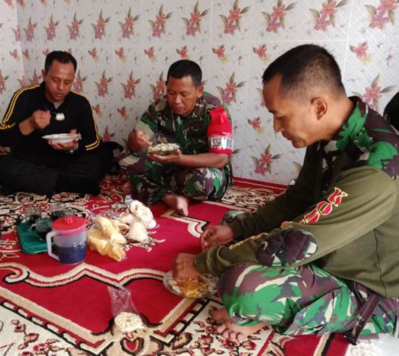 Suasana Santap Siang Bareng, Satgas TMMD Di Salah Satu Rumah Warga Beberapa Waktu Lalu  