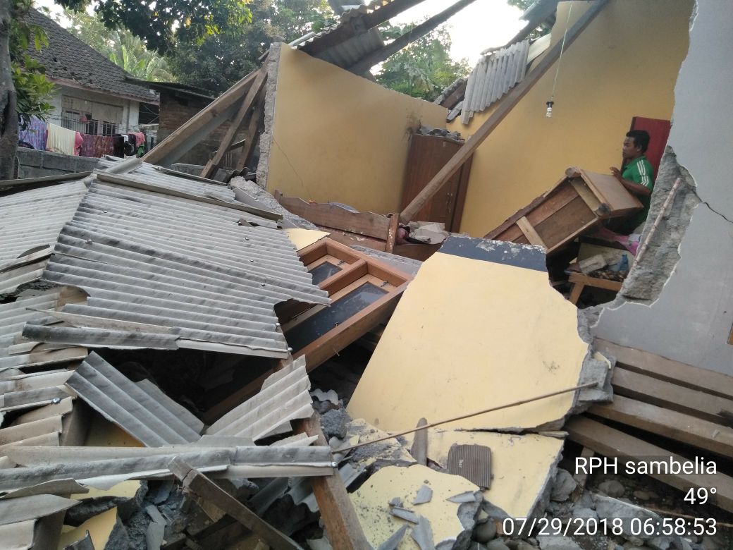 Rumah ambruk akibat gempa yang terjadi di NTB (29/7). Foto : BNPB