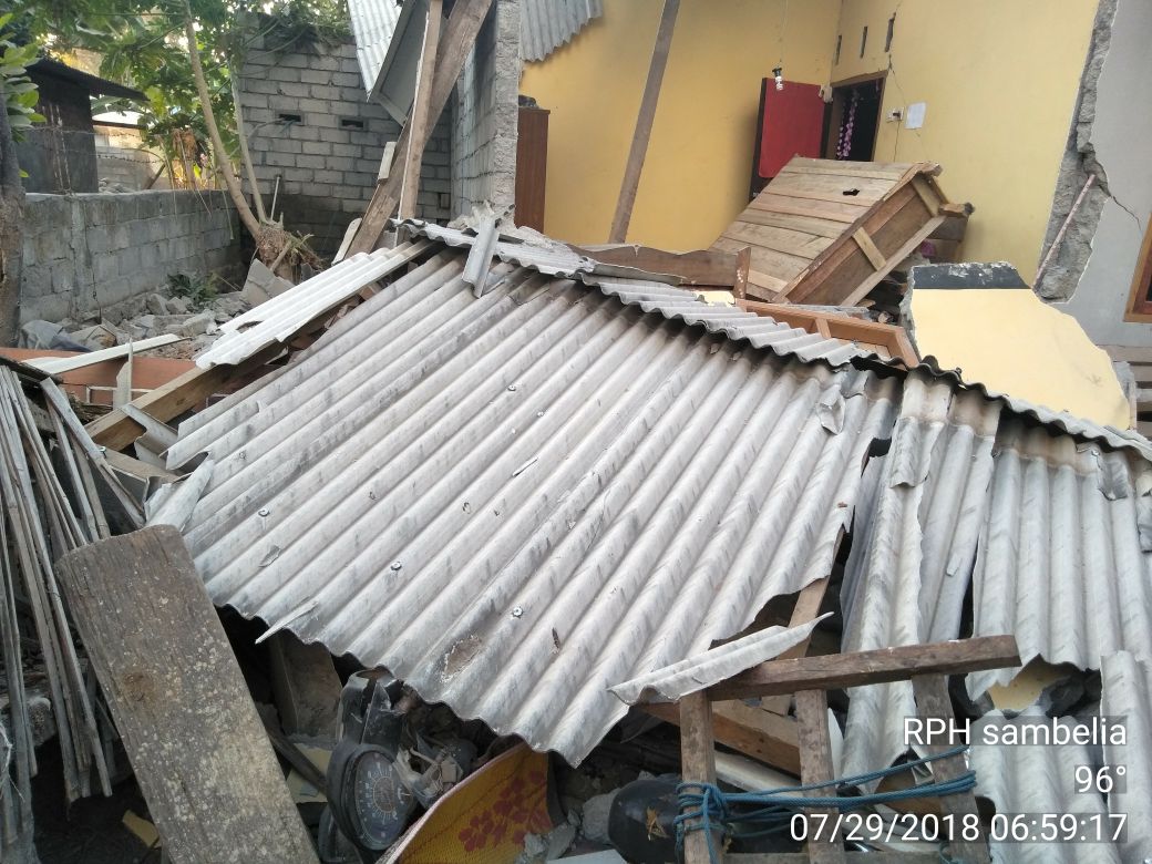 Sebuah rumah roboh akibat gempa yang mengguncang NTB (29/7). Foto : BNPB